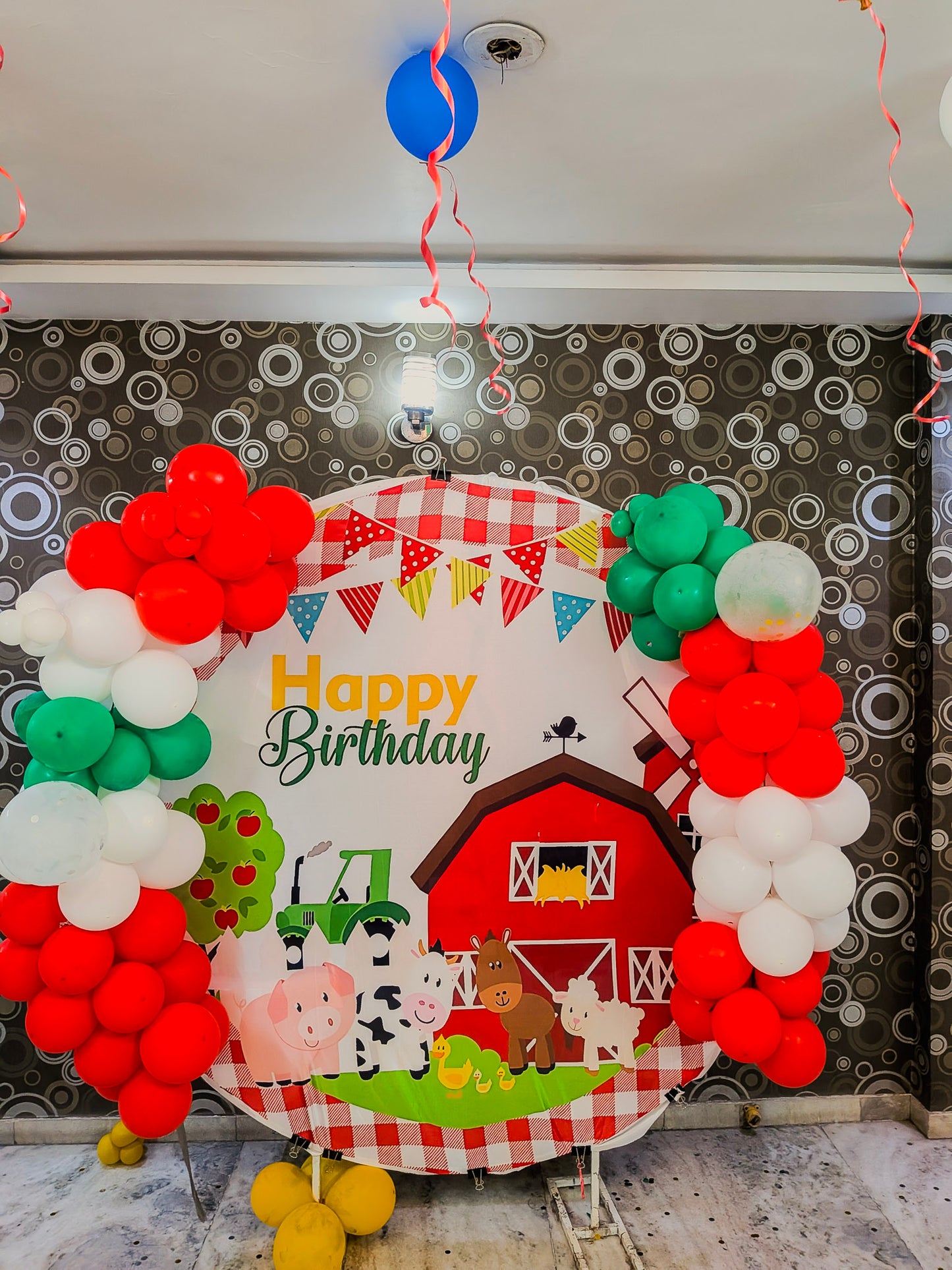 Farm Theme Birthday Ring Decoration with balloons.