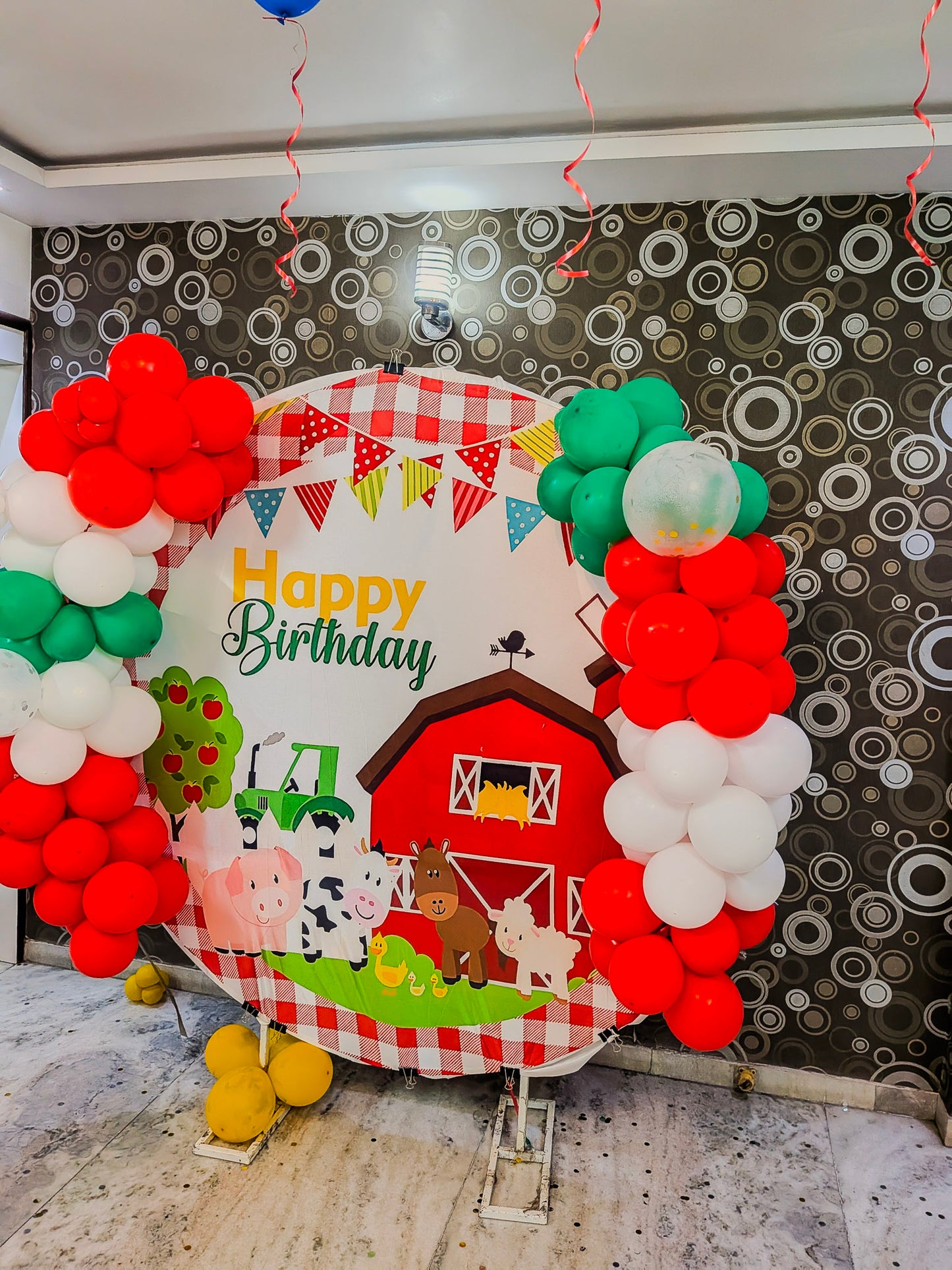 Farm Theme Birthday Ring Decoration with balloons.