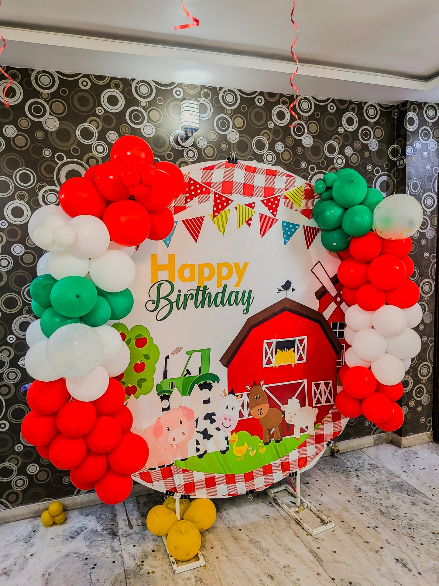 Farm Theme Birthday Ring Decoration with balloons.