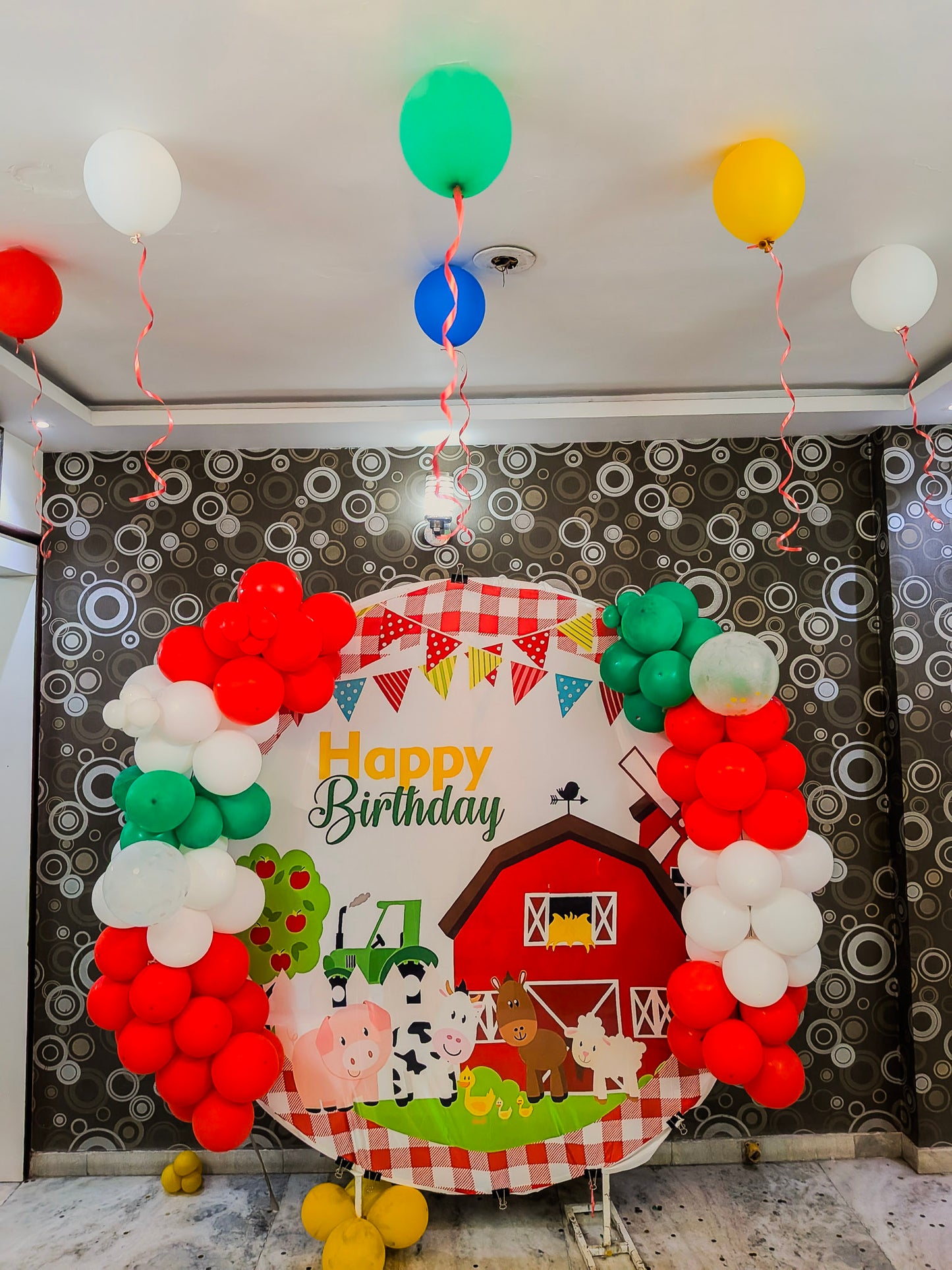 Farm Theme Birthday Ring Decoration with balloons.